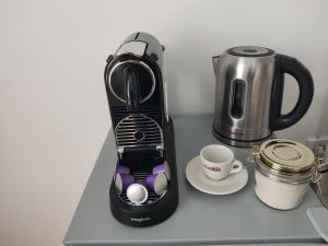 4_nespresso_coffemachine_and_4